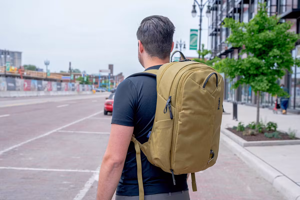 Thule Aion 28L 背包侧面 Thule Aion 28L 背包侧面