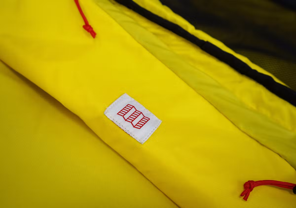 Topo Designs 40升旅行包,内部品牌标识及面料 Topo Designs 40升旅行包,内部品牌标识及面料