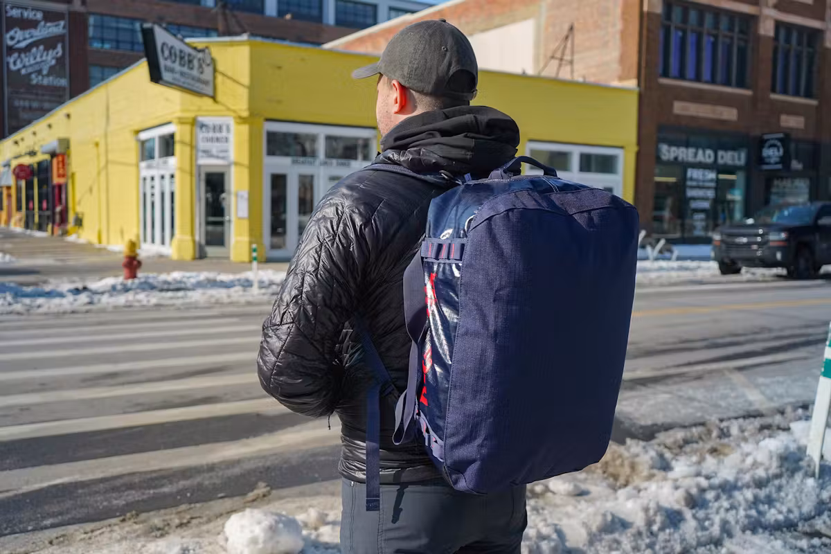 背着 Patagonia Black Hole 40L 行李袋