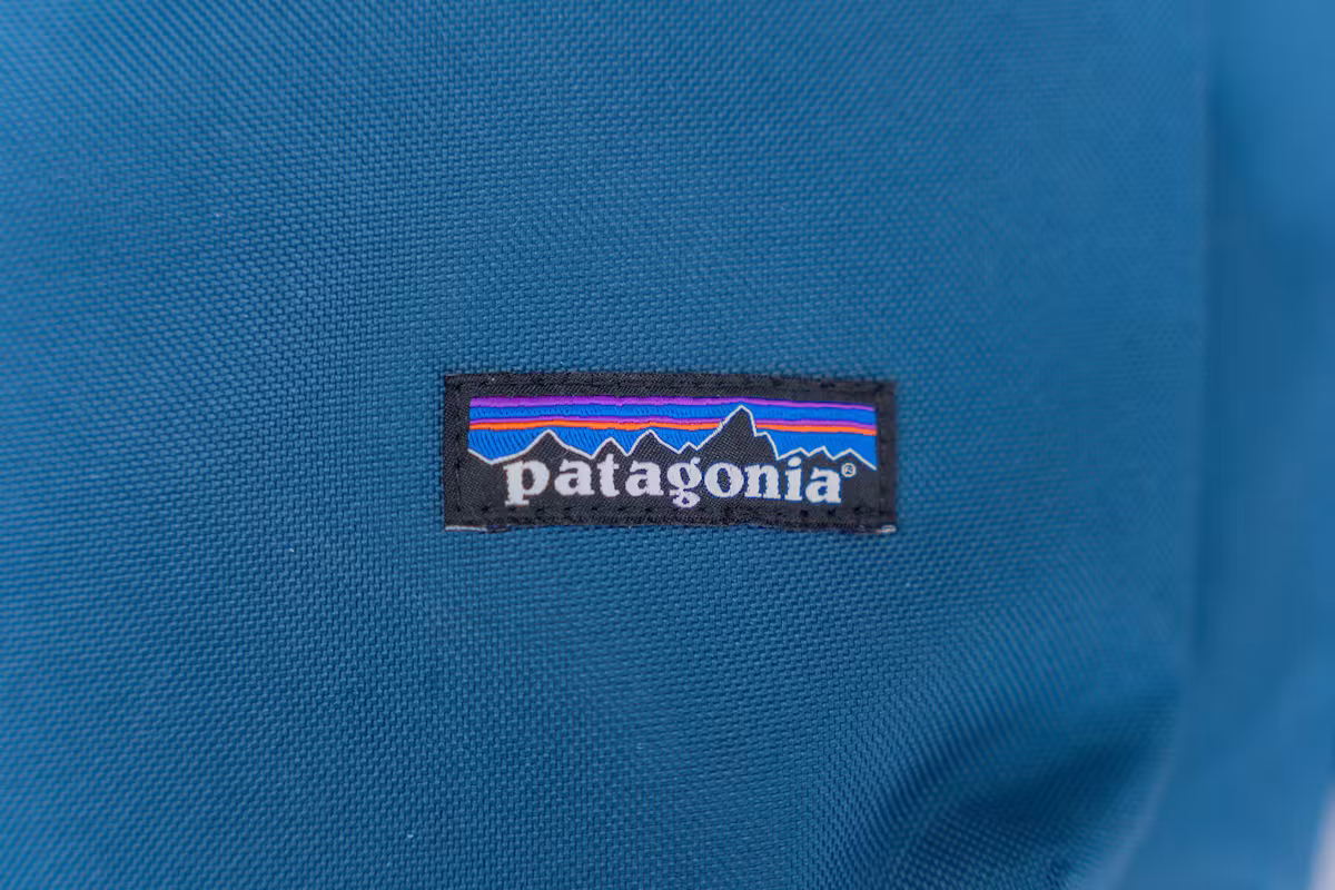 Patagonia Arbor Roll Top Pack 30L 品牌标识 Patagonia Arbor Roll Top Pack 30L 品牌标识