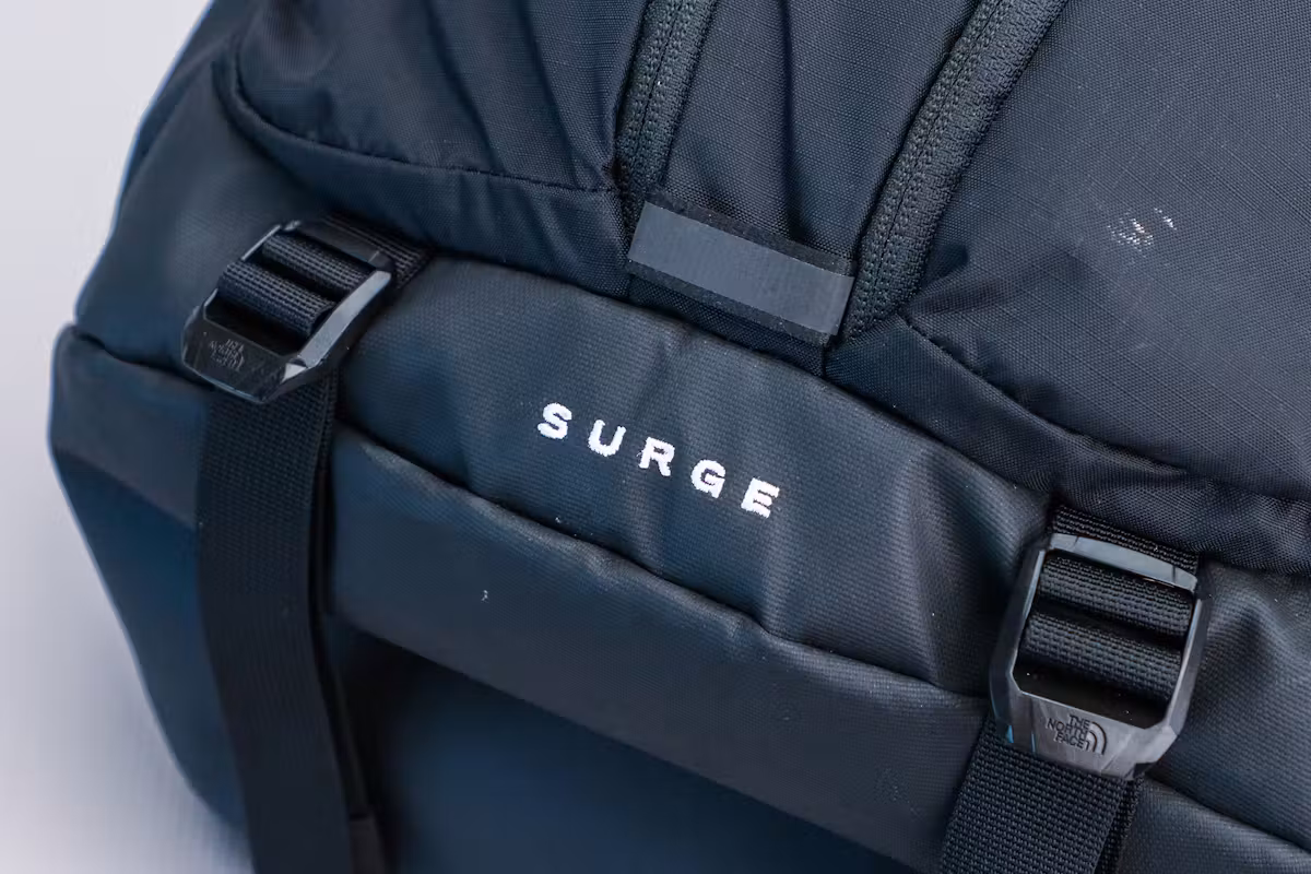 The North Face Surge 背包标志 The North Face Surge 背包标志