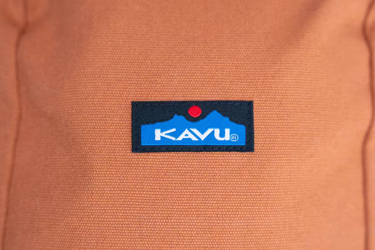 KAVU Switch Slinger 斜挎包品牌标识