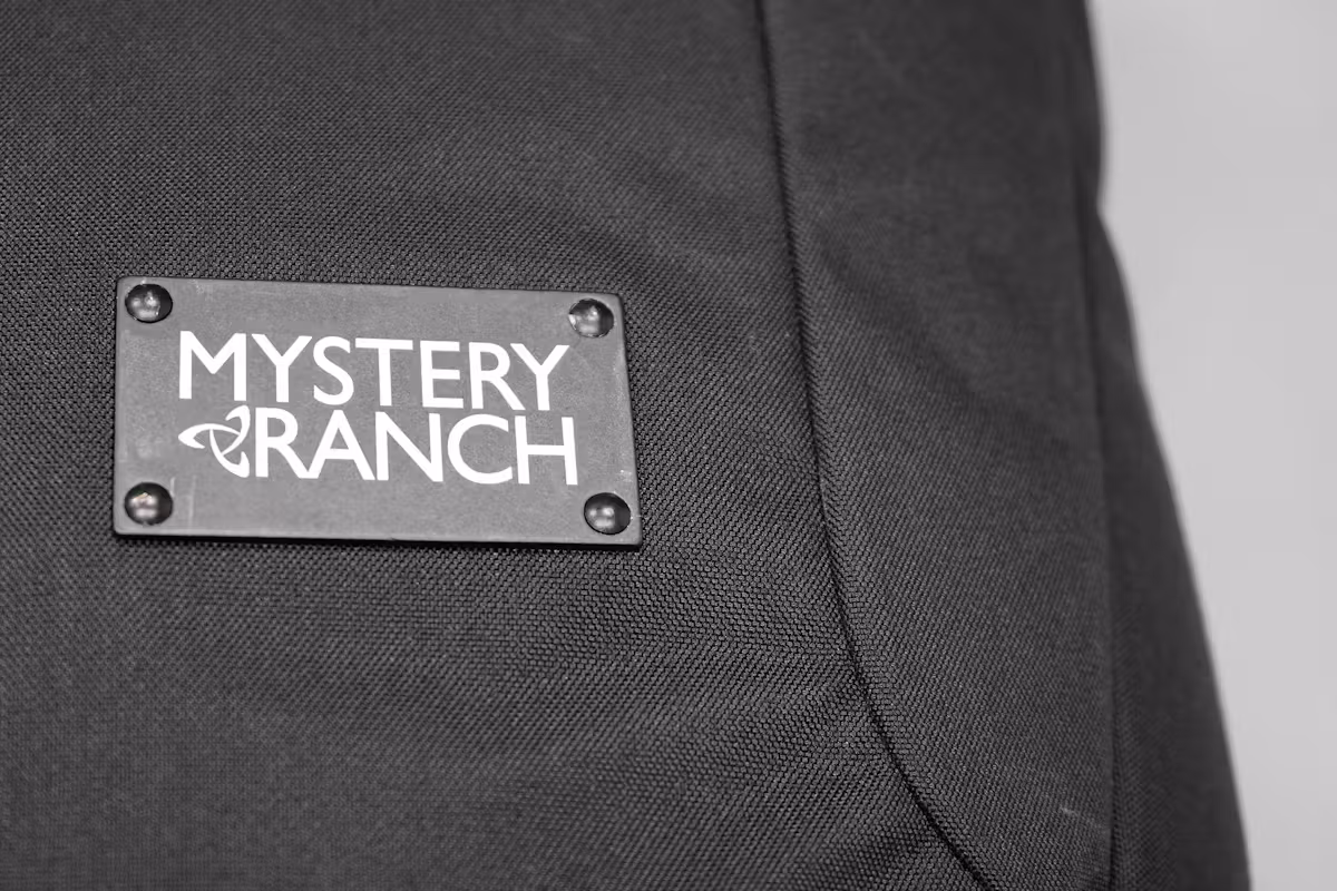 Mystery Ranch Mission Rover 旅行包标志 Mystery Ranch Mission Rover 旅行包标志
