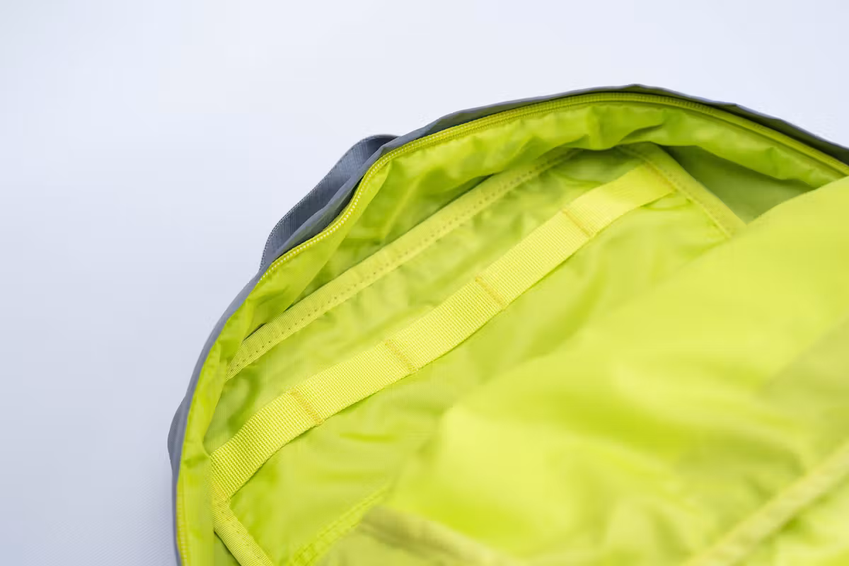Timbuk2 Spirit 笔记本电脑背包内侧有一排环扣