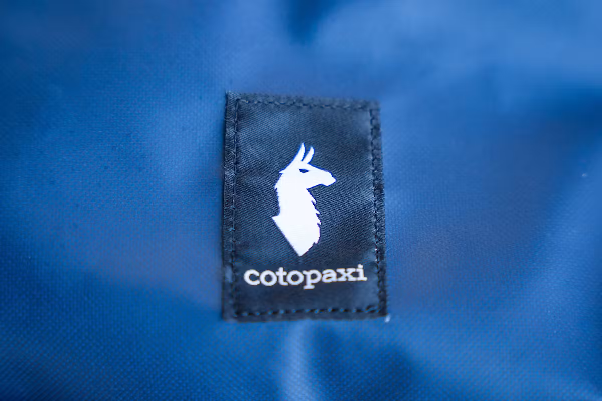 Cotopaxi Coso 2L 臀包 (Cada Día) 品牌标识 Cotopaxi Coso 2L 臀包 (Cada Día) 品牌标识