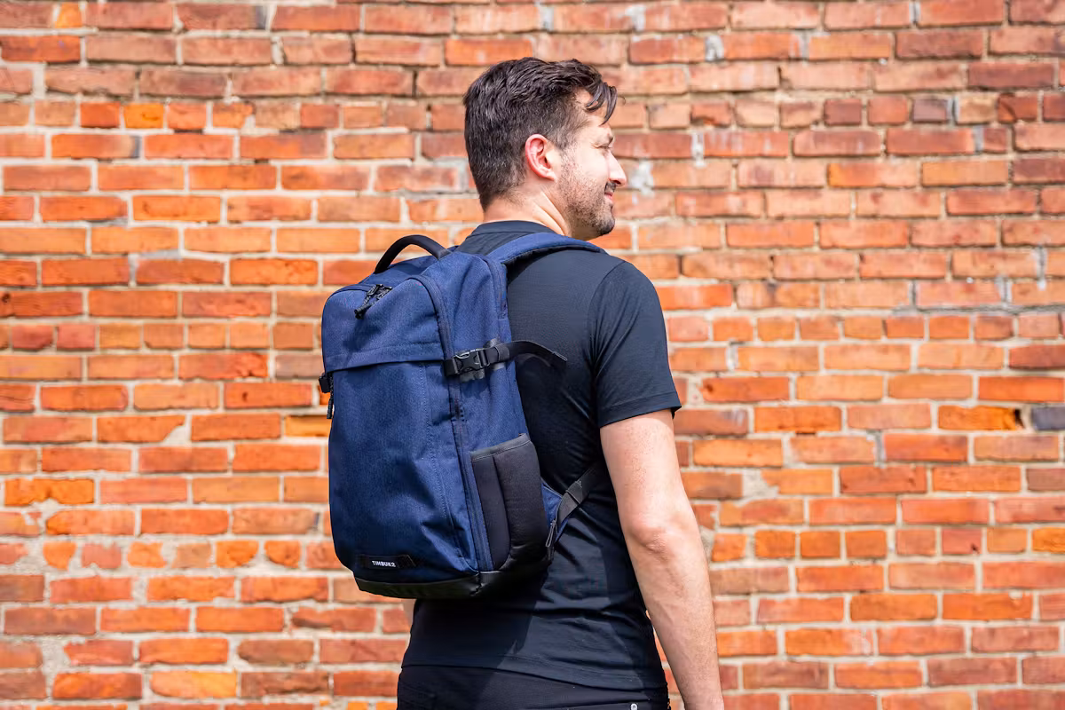 Timbuk2 Division 豪华笔记本电脑背包侧面