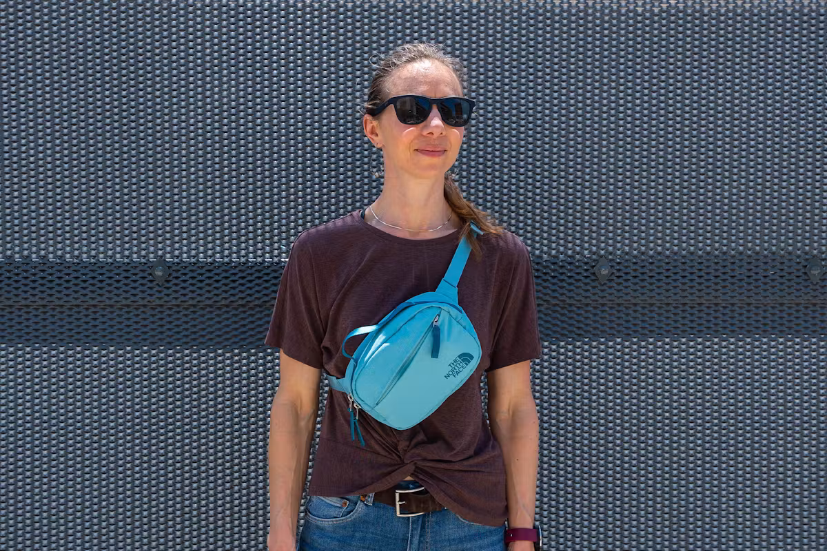 The North Face Isabella 腰包在户外