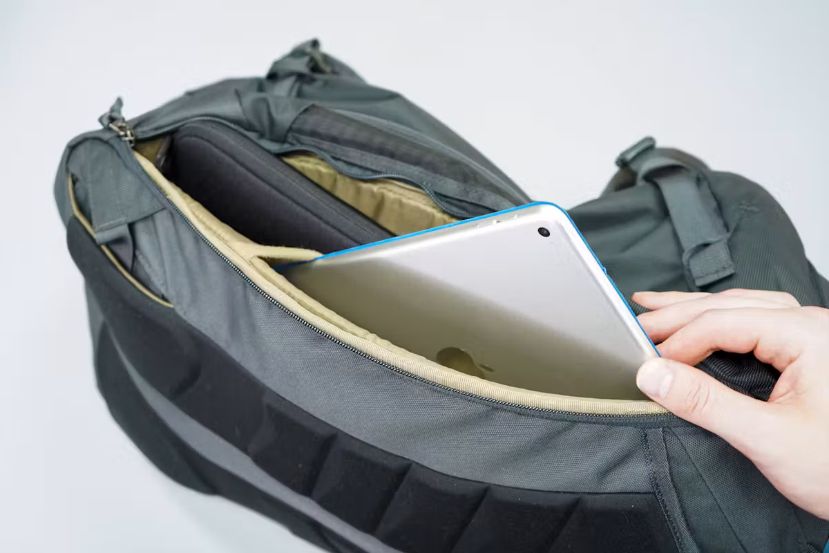 Thule Landmark 40L 笔记本电脑隔层和平板电脑套