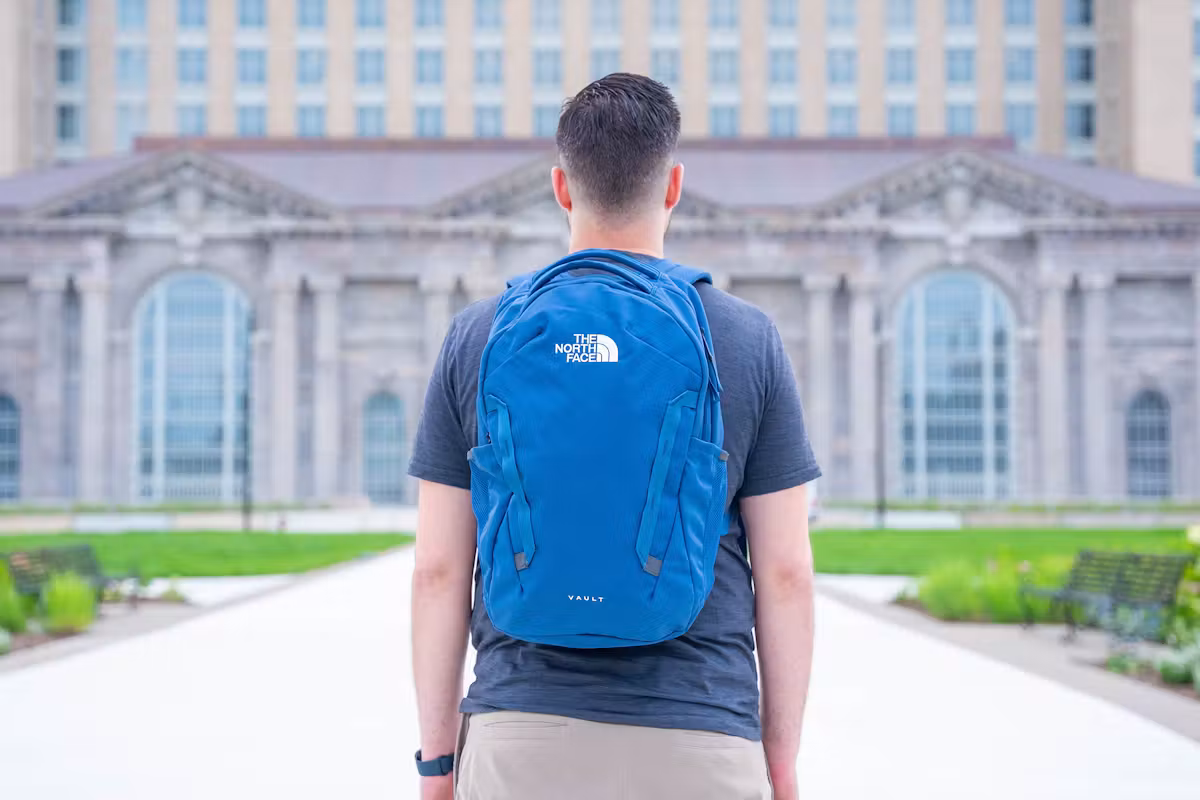 The North Face Vault 背包背面 The North Face Vault 背包背面