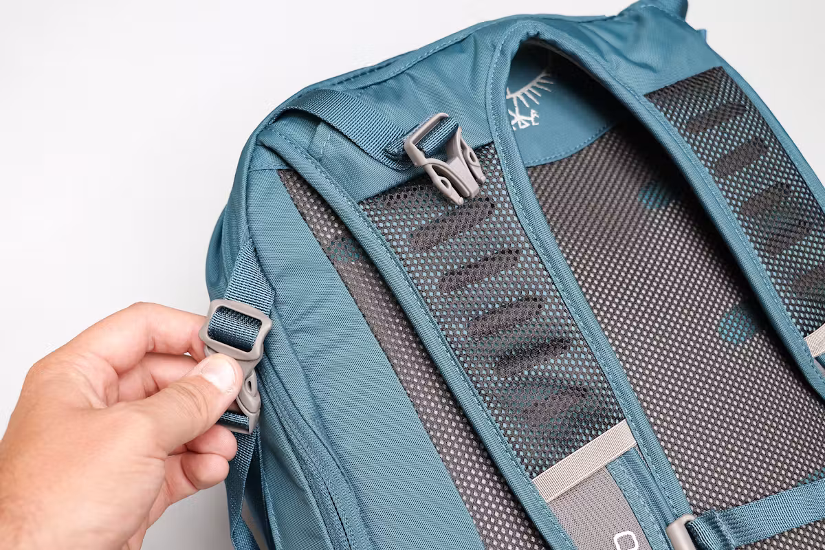 Osprey Daylite 旅行背包可连接到更大的背包上 Osprey Daylite 旅行背包可连接到更大的背包上