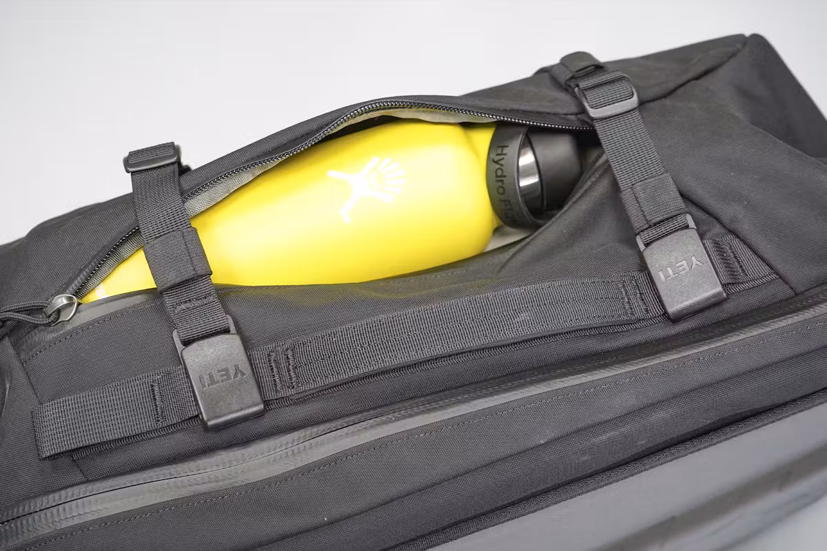 YETI Crossroads 35L 背包 | 侧袋、侧提手和前环