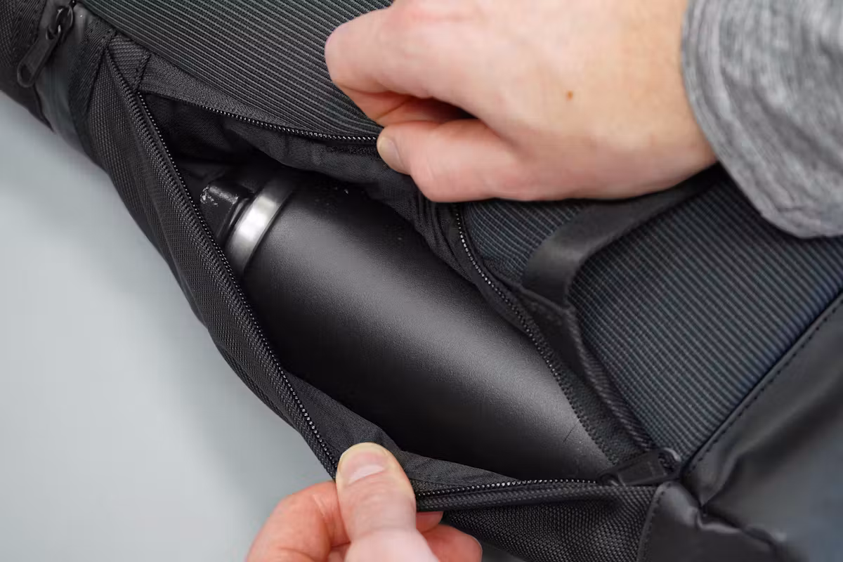 Timbuk2 Tech Roll Top 背包隐藏式水壶口袋 Timbuk2 Tech Roll Top 背包隐藏式水壶口袋