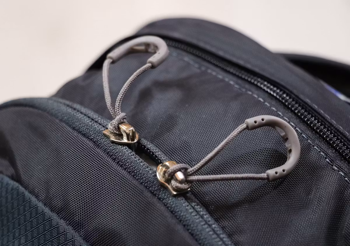Osprey Daylite 采用 YKK 拉链和塑料拉链头 Osprey Daylite 采用 YKK 拉链和塑料拉链头