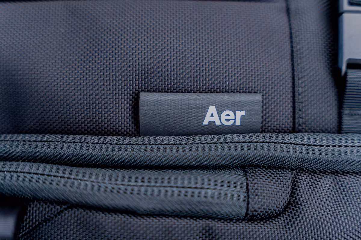 Aer Travel Pack 3 Small 小号旅行包品牌标识 Aer Travel Pack 3 Small 小号旅行包品牌标识