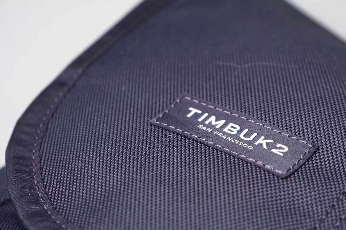 Timbuk2 经典斜挎包材质和标志