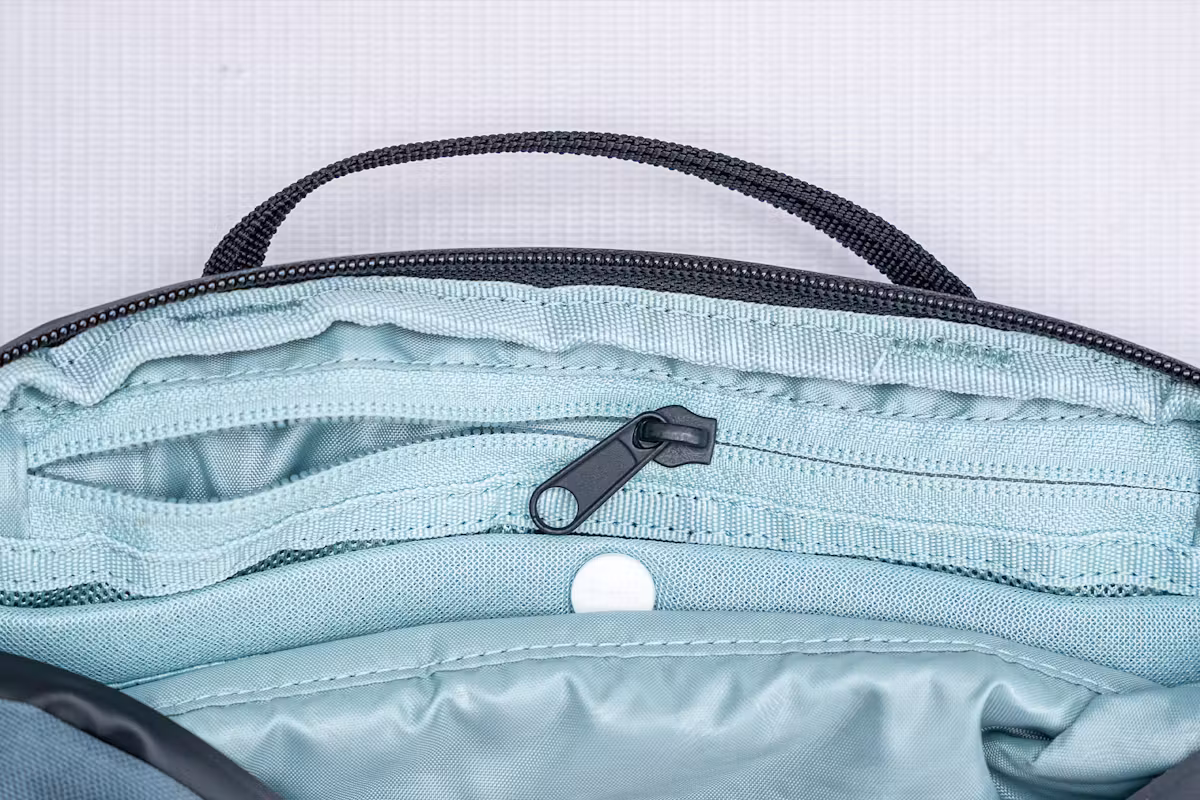Thule Aion 斜挎包内侧拉链