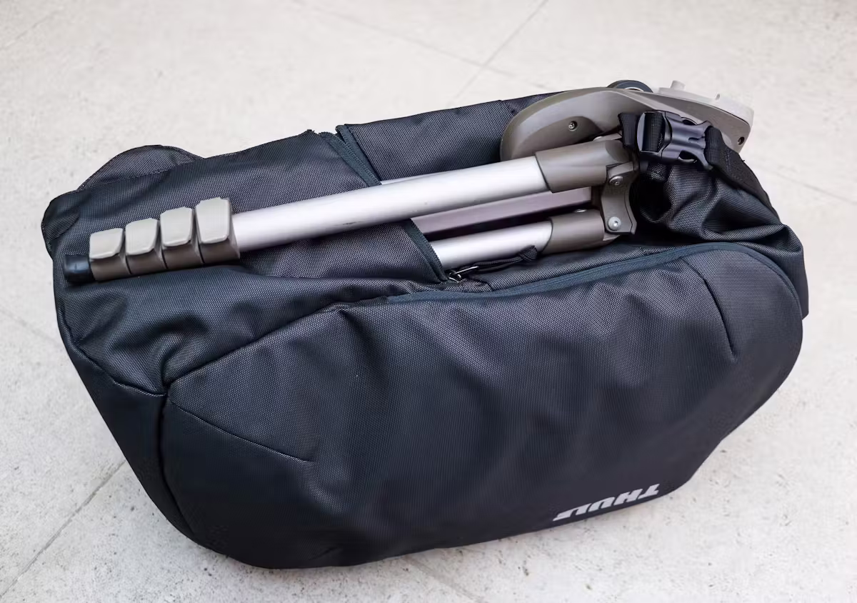 将三脚架安装到 Thule Subterra 34L 行李箱上 将三脚架安装到 Thule Subterra 34L 行李箱上