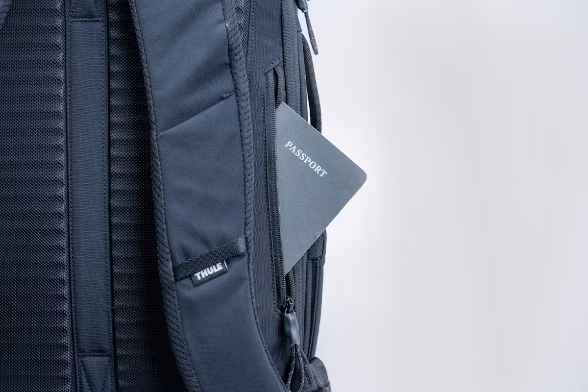 Thule Paramount (27升) 后侧隐藏袋