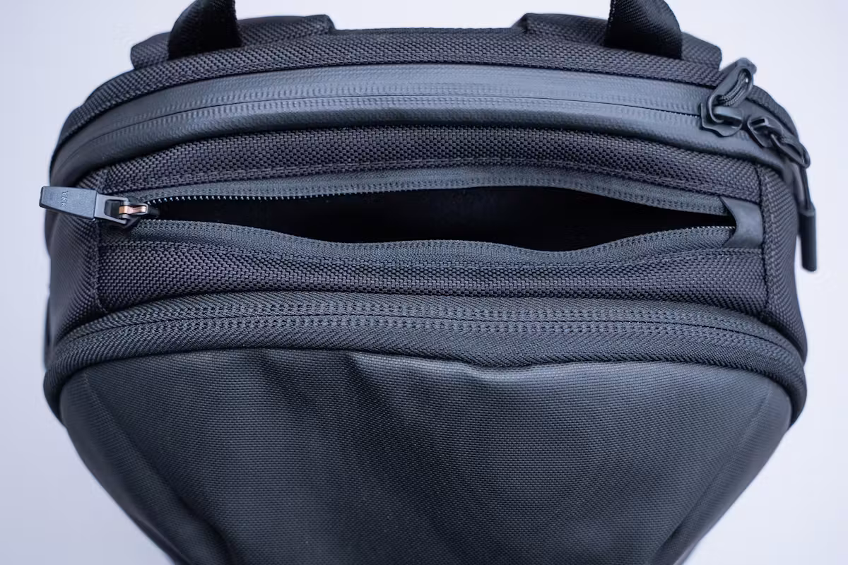 Aer Day Pack 3 顶部口袋