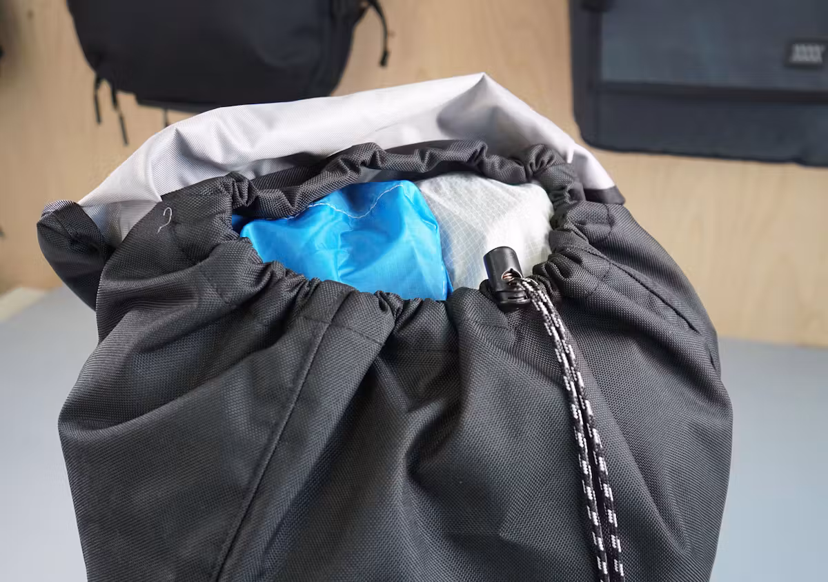 Patagonia Arbor Classic 背包主隔层采用伞绳抽绳 Patagonia Arbor Classic 背包主隔层采用伞绳抽绳