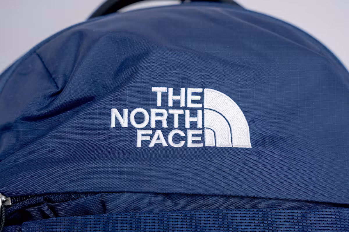 The North Face Recon 品牌标识