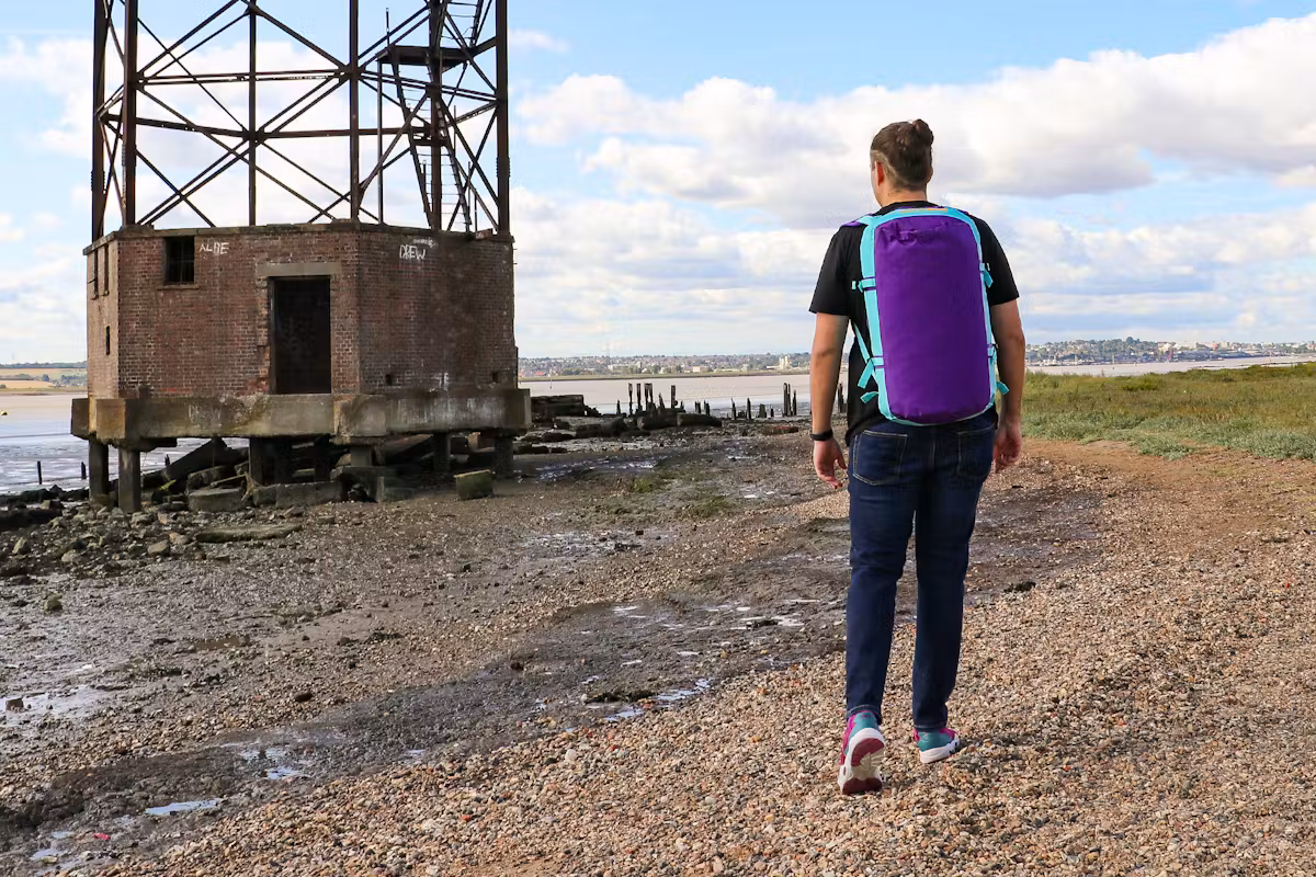 在英国埃塞克斯郡,我把北面(The North Face)Base Camp Duffel 旅行包当背包背着 在英国埃塞克斯郡,我把北面(The North Face)Base Camp Duffel 旅行包当背包背着