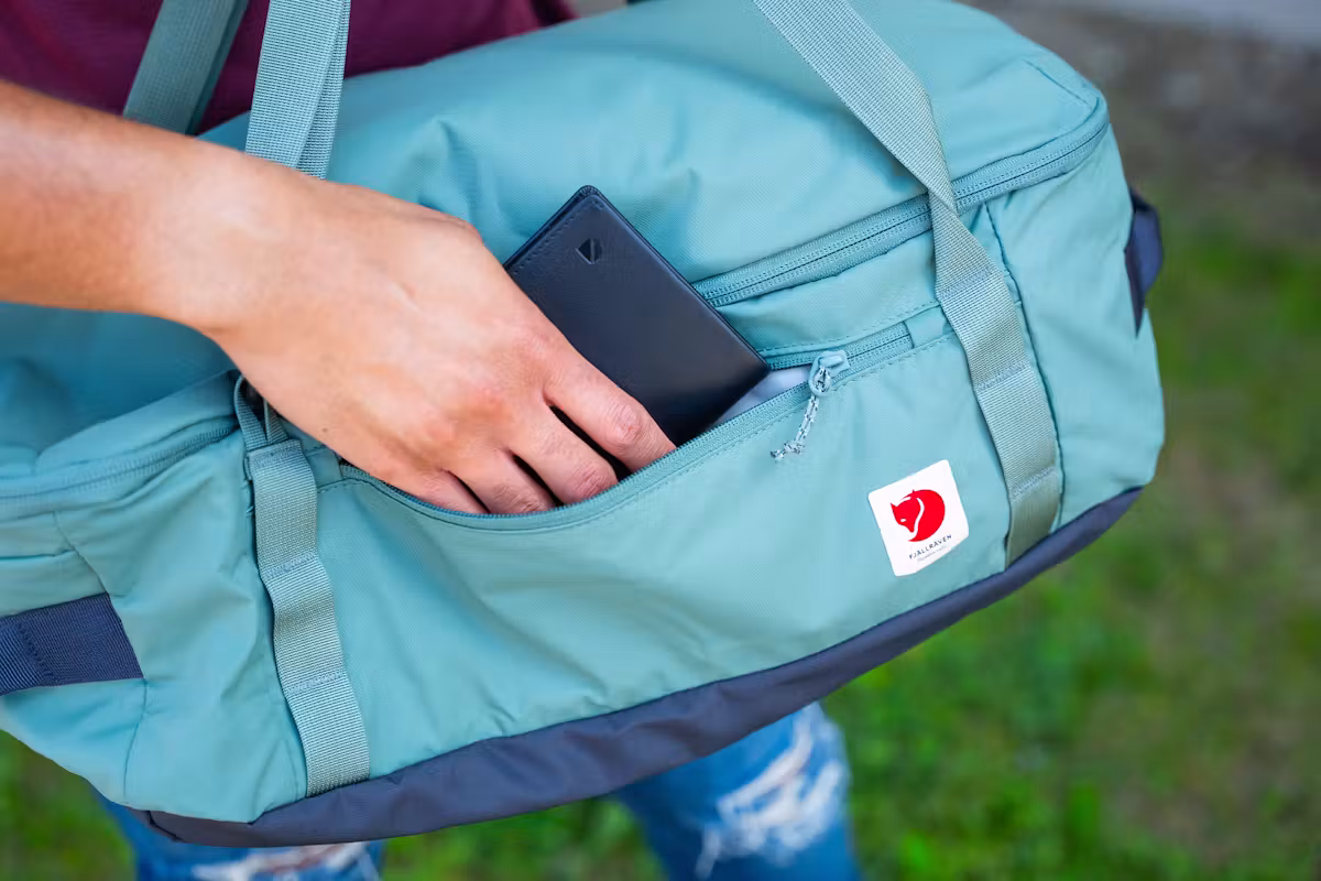 Fjallraven High Coast Duffel 22 侧面拉链口袋 Fjallraven High Coast Duffel 22 侧面拉链口袋