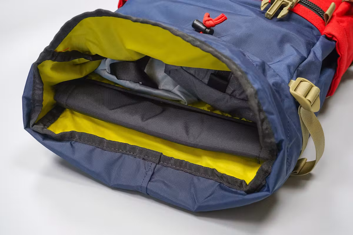 Topo Designs Rover Pack Classic | 简洁明亮的内饰让顶部装载式笔记本电脑的视野更加清晰。 Topo Designs Rover Pack Classic | 简洁明亮的内饰让顶部装载式笔记本电脑的视野更加清晰。