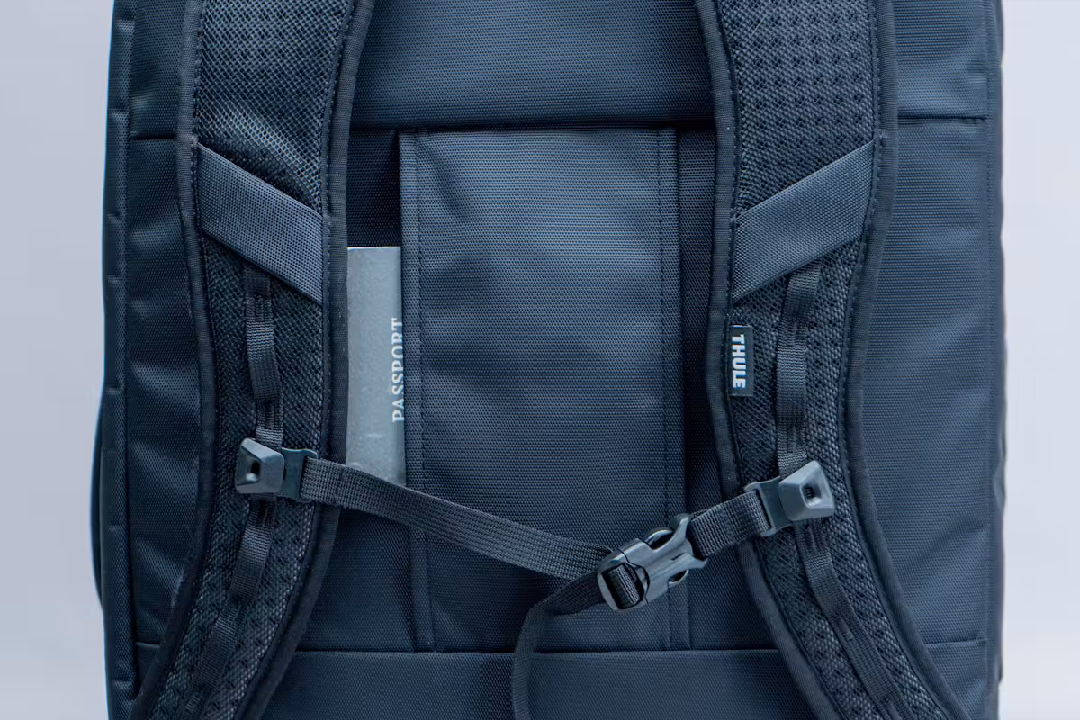 Thule Subterra Convertible Carry-On 胸带