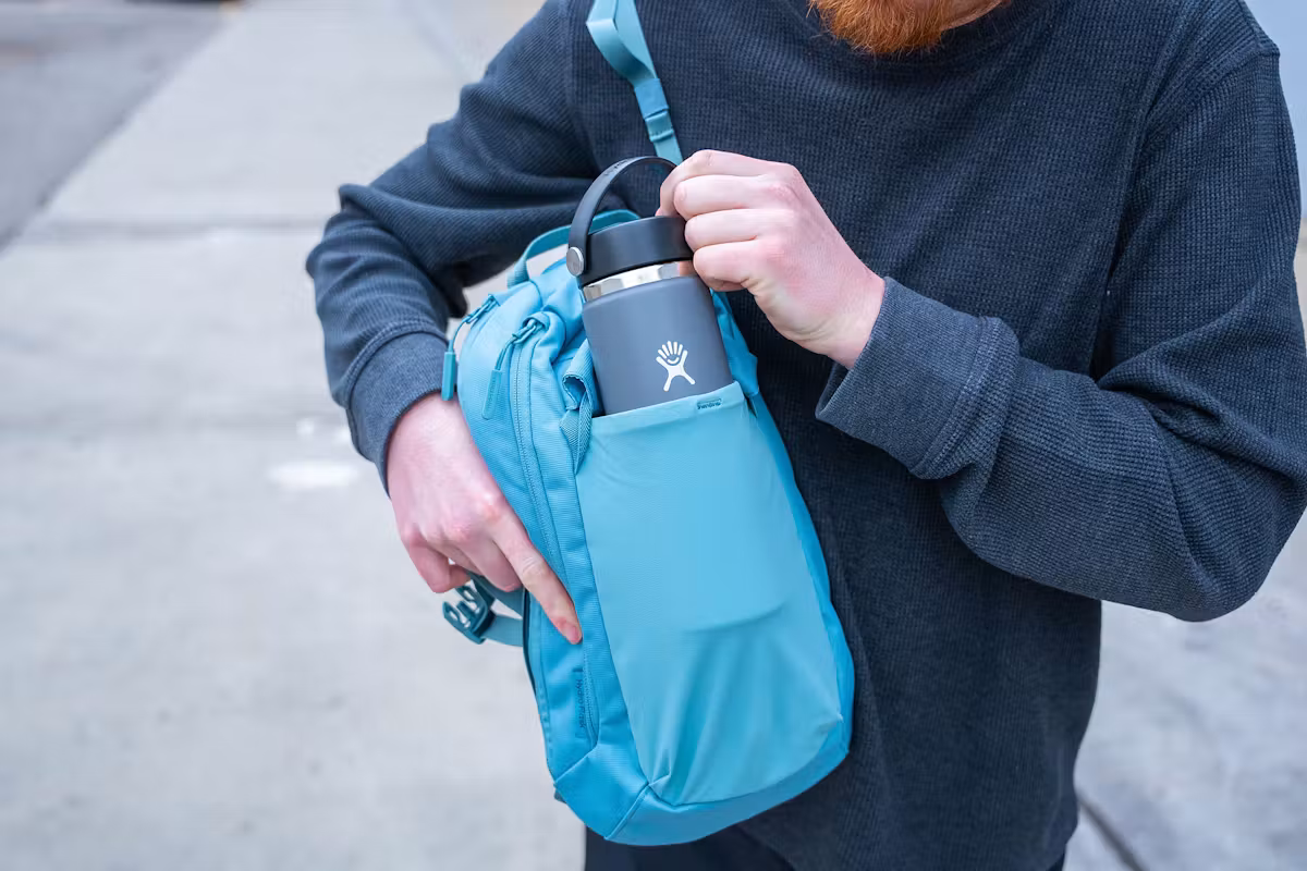 Hydro Flask Slingback 单肩水瓶斜挎包正在使用中