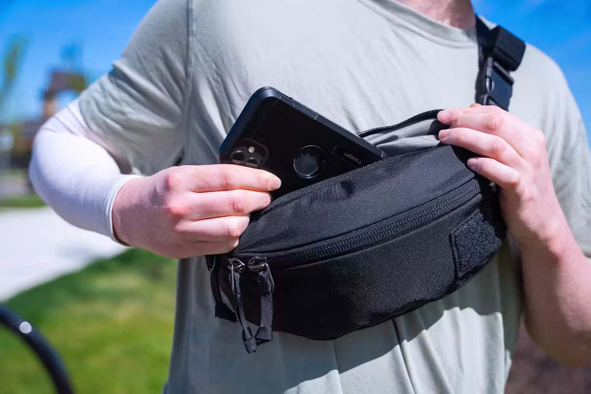 EVERGOODS Civic Access Sling 2L V2 使用中 EVERGOODS Civic Access Sling 2L V2 使用中