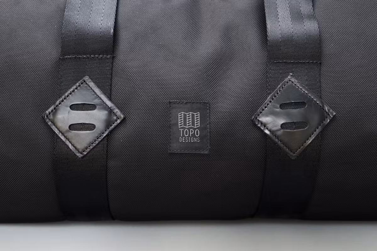 Topo Designs经典旅行包标志和皮革装饰