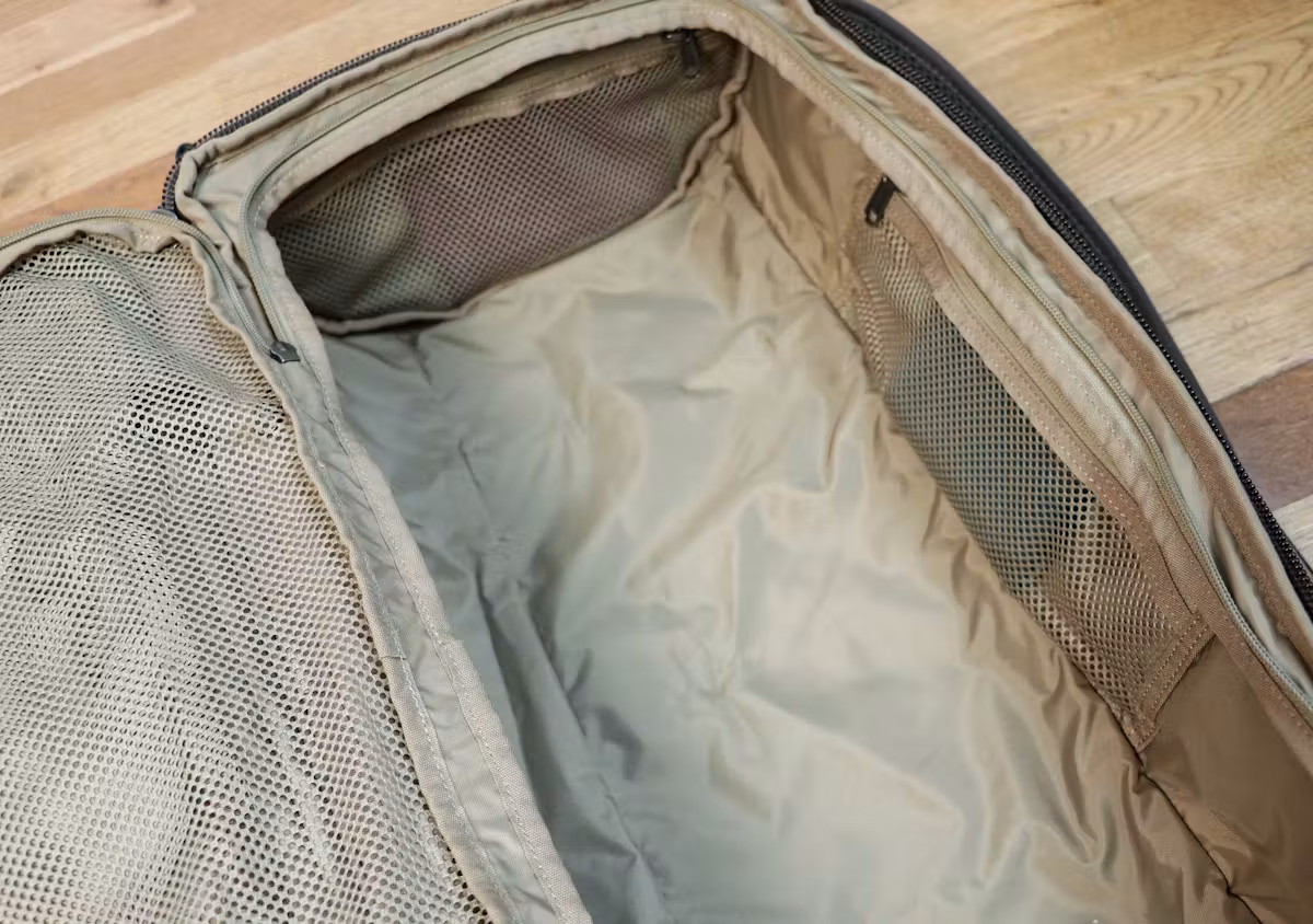 Fjallraven Splitpack背包的右侧隔层