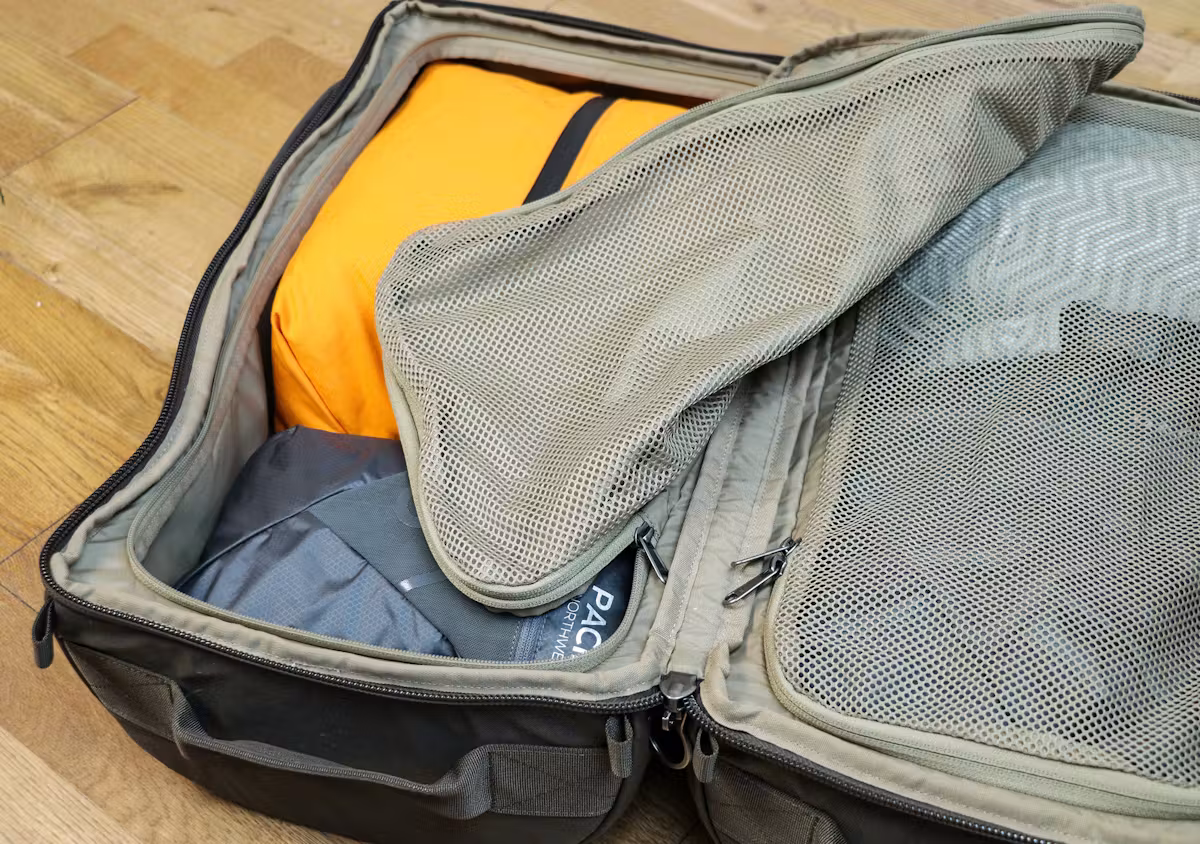 Fjallraven Splitpack背包的左侧隔层
