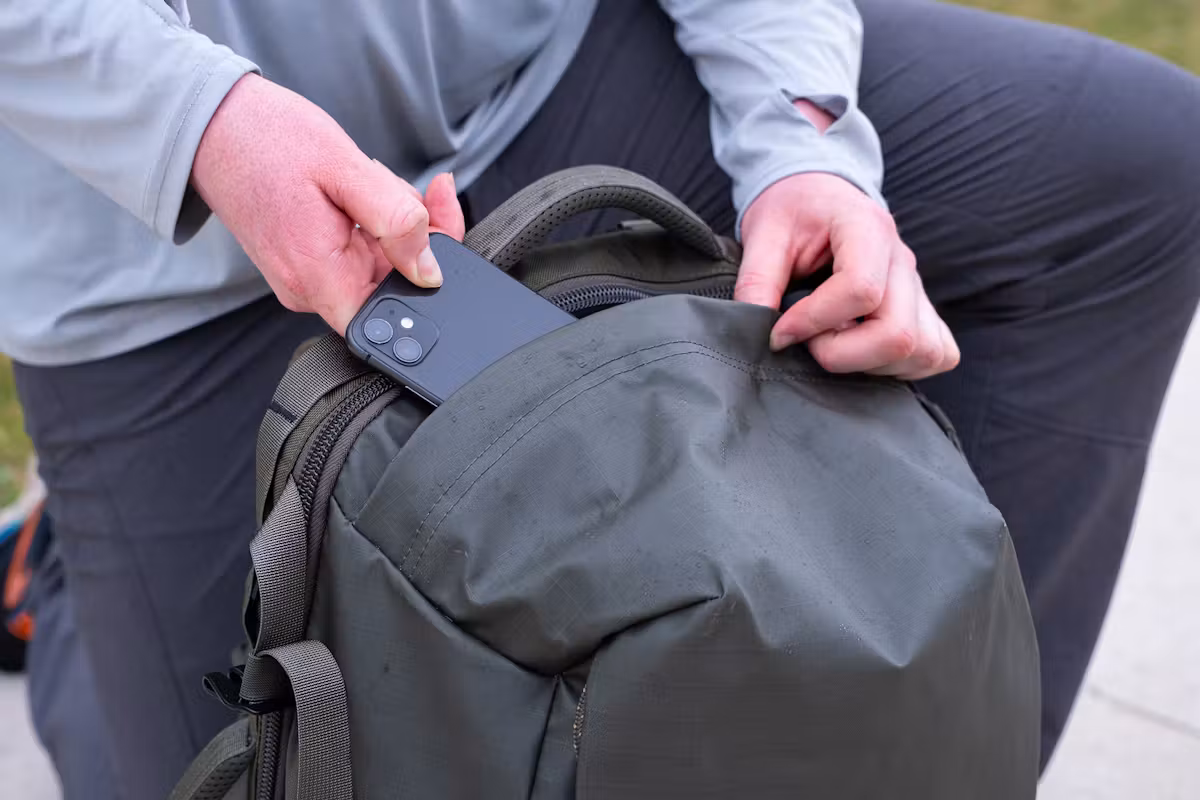 The North Face Base Camp Voyager Pro 旅行背包使用中