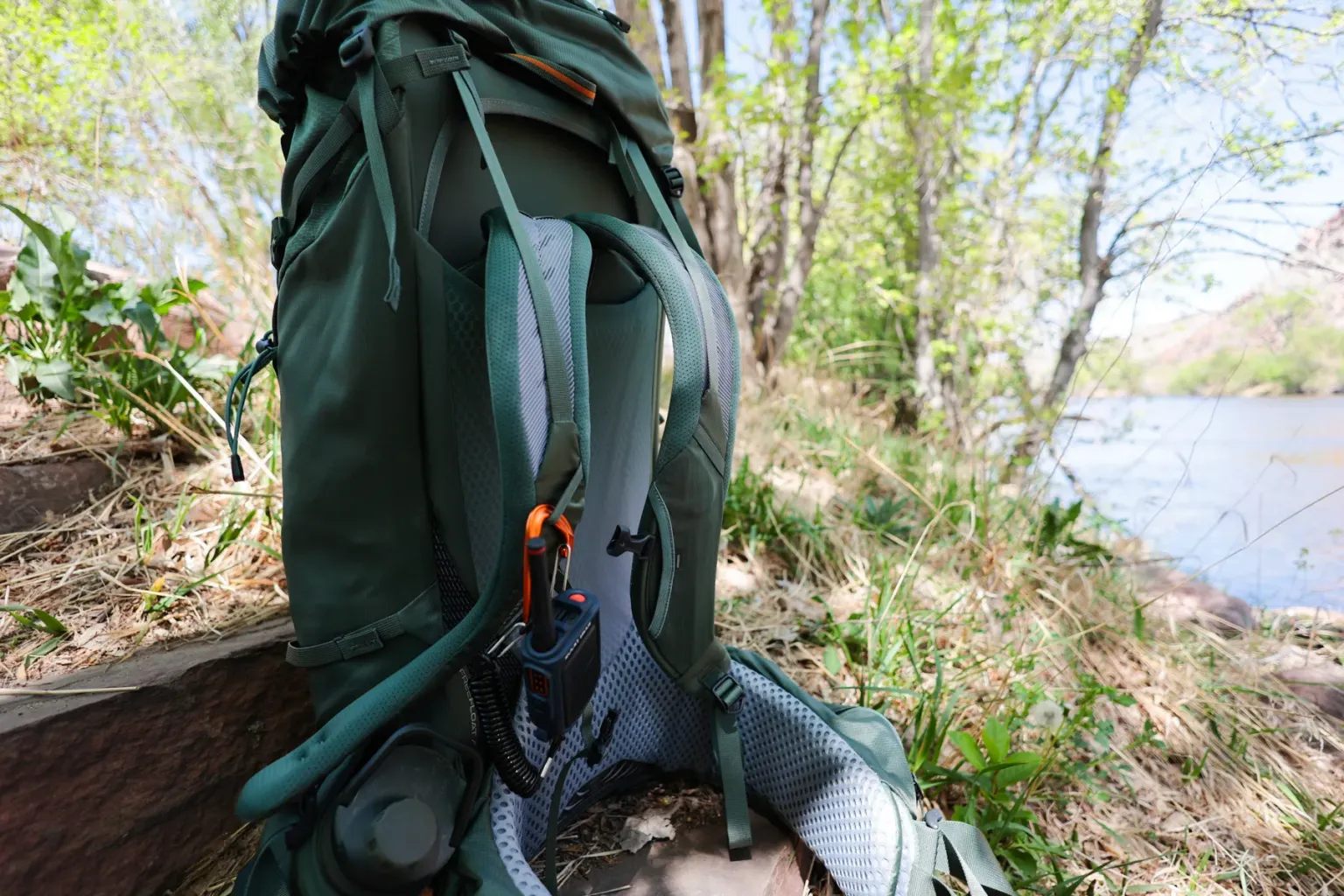Gregory(格里高利) Baltoro 65L 背包静静地躺在水边,背板、肩带和腰带清晰可见。 Gregory(格里高利) Baltoro 65L 背包静静地躺在水边,背板、肩带和腰带清晰可见。