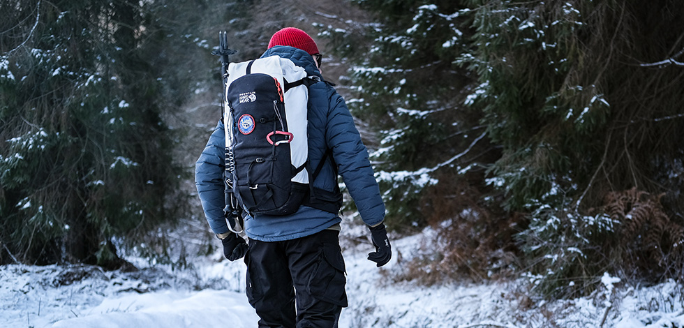 Mountain Hardwear Snoskiwoski 40 滑雪包:后视图 Mountain Hardwear Snoskiwoski 40 滑雪包:后视图