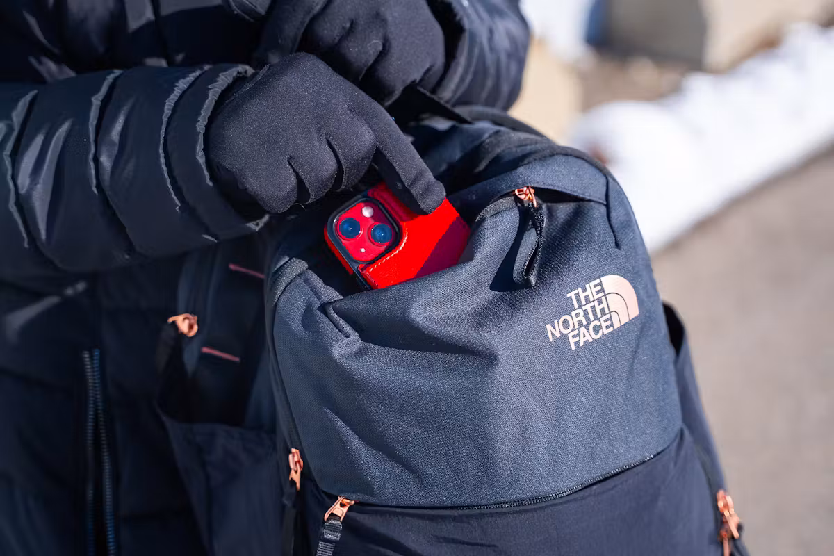 The North Face Isabella Transit 背包手机使用中 The North Face Isabella Transit 背包手机使用中