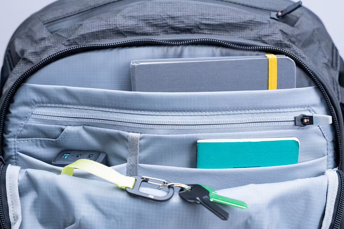Aer Travel Pack 4 35L 装满物品后的前隔层收纳袋 Aer Travel Pack 4 35L 装满物品后的前隔层收纳袋