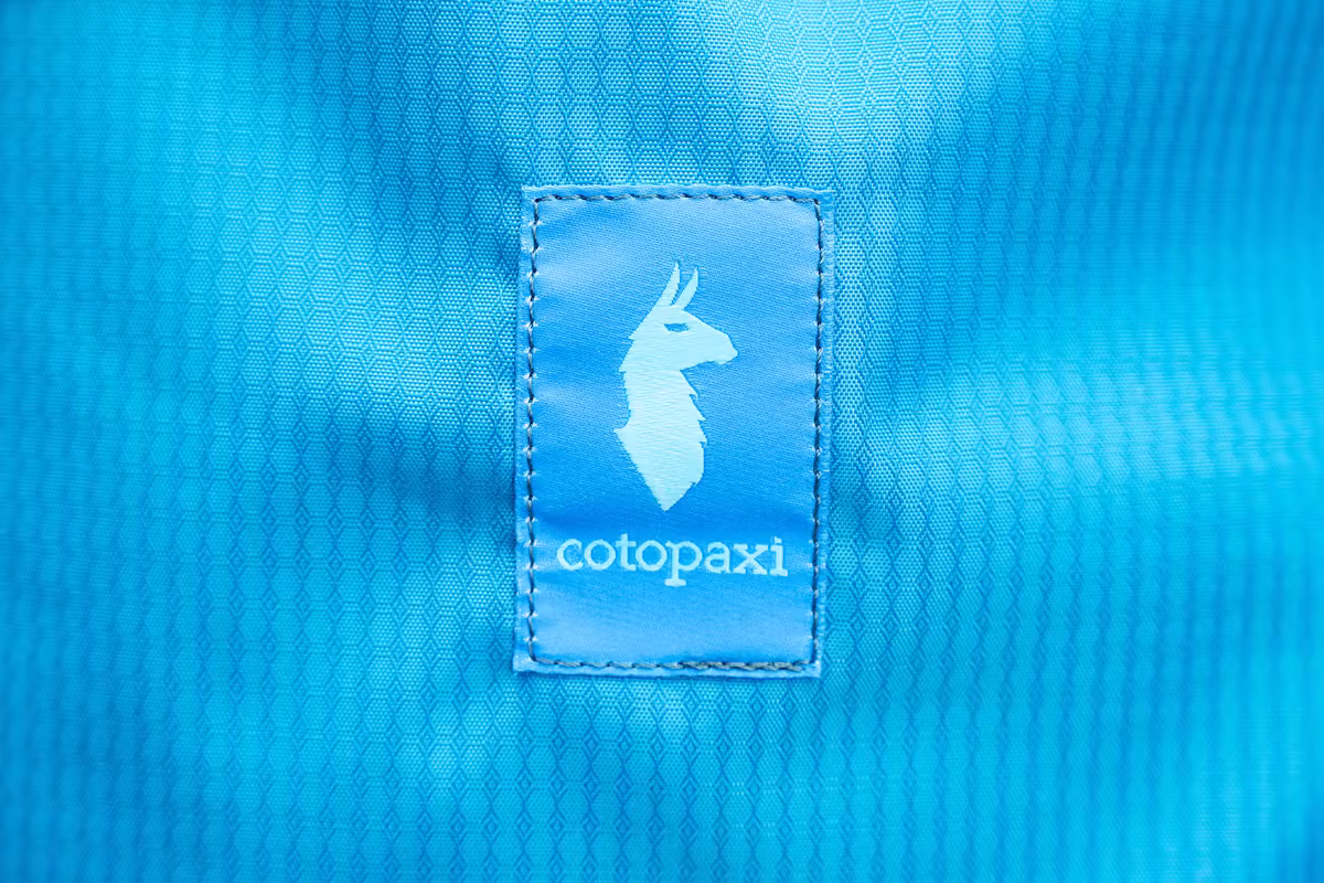 Cotopaxi Allpa 26L 背包徽标