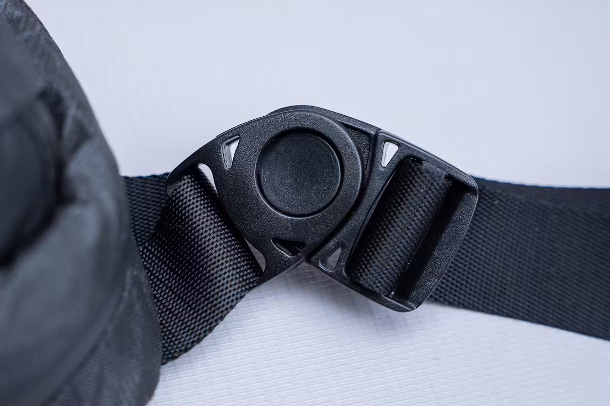 仔细观察 Pack Hacker x Aer Ultra Sling 的旋转扣 仔细观察 Pack Hacker x Aer Ultra Sling 的旋转扣