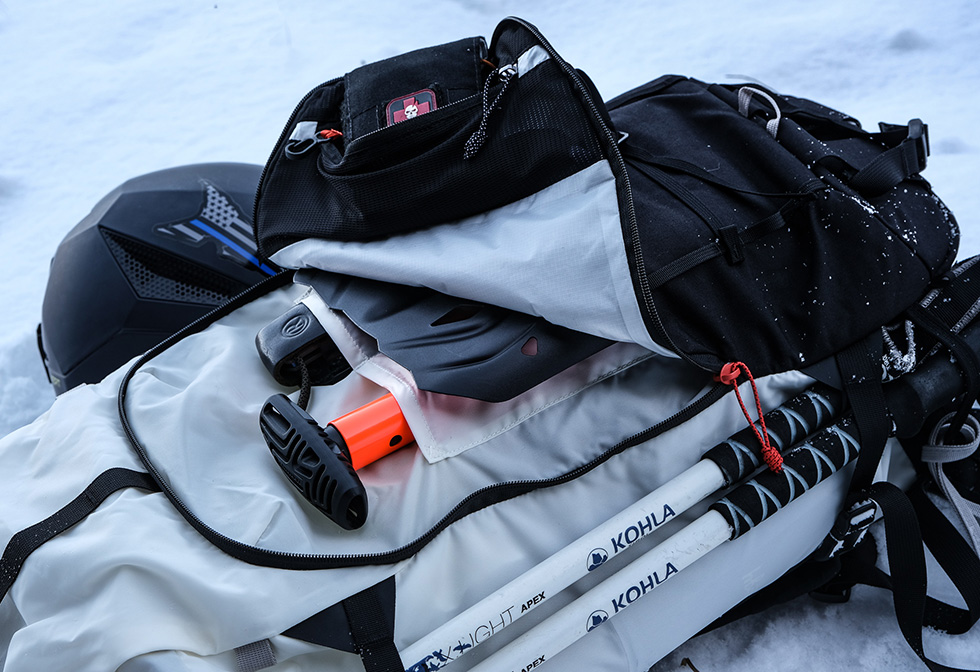 Mountain Hardwear Snoskiwoski 40 滑雪包:一体式拉链口袋 Mountain Hardwear Snoskiwoski 40 滑雪包:一体式拉链口袋