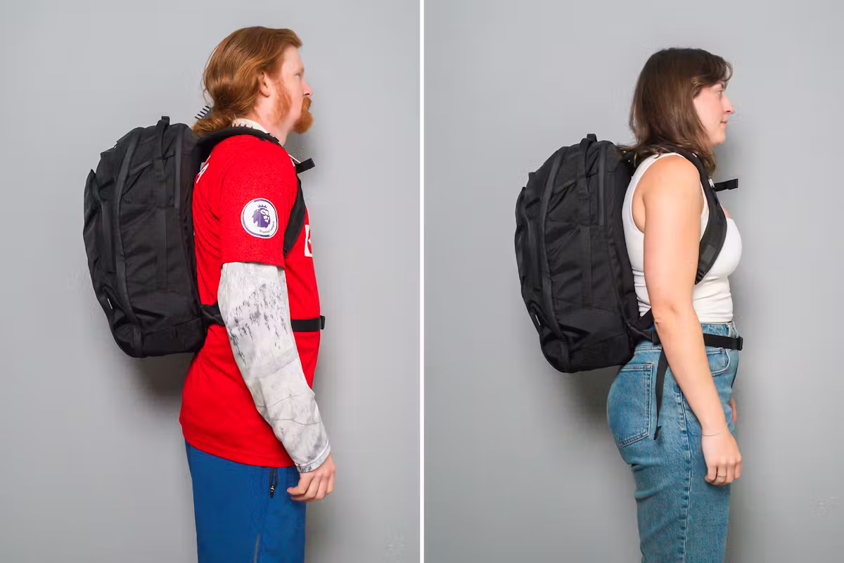 Matador 30L 随身旅行背包 双人并排比较 Matador 30L 随身旅行背包 双人并排比较