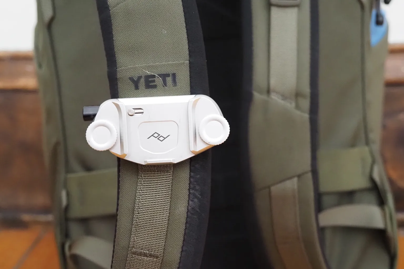 相机套夹在 Yeti Ranchero 背包肩带上 相机套夹在 Yeti Ranchero 背包肩带上