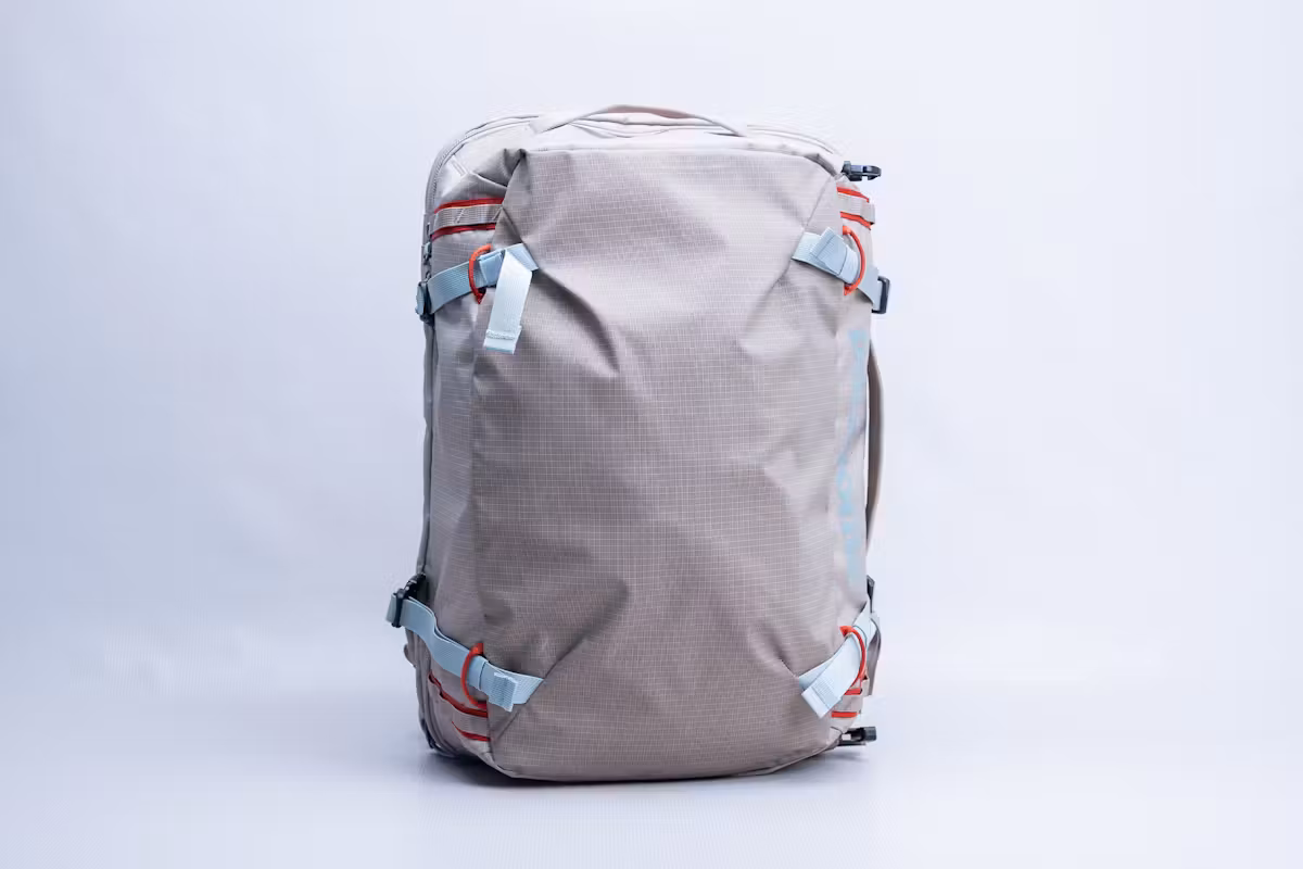 Patagonia Black Hole MLC 45L 在工作室 Patagonia Black Hole MLC 45L 在工作室