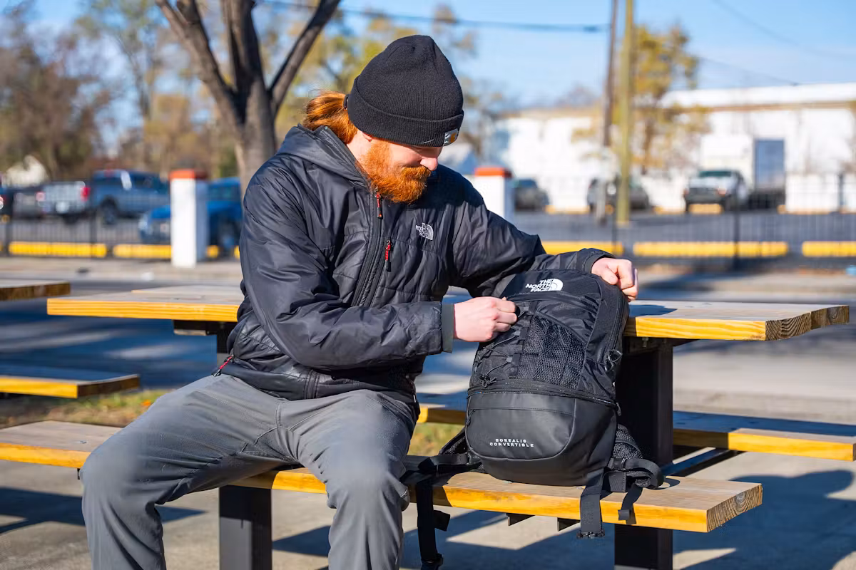 The North Face Borealis 可转换背包放在长凳上 The North Face Borealis 可转换背包放在长凳上