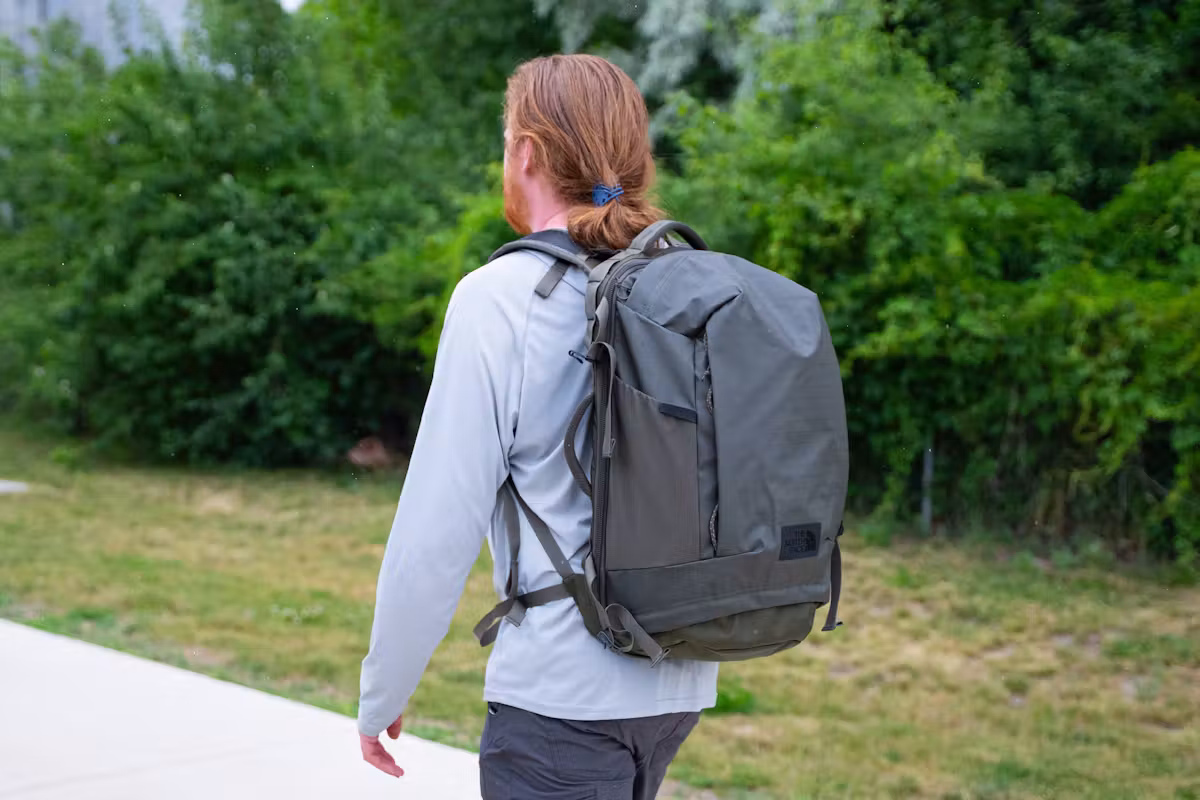 The North Face Base Camp Voyager Pro 旅行背包侧背