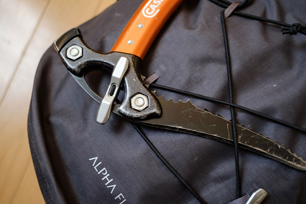 Arc'teryx Alpha FL 40 登山包：冰镐的固定装置
