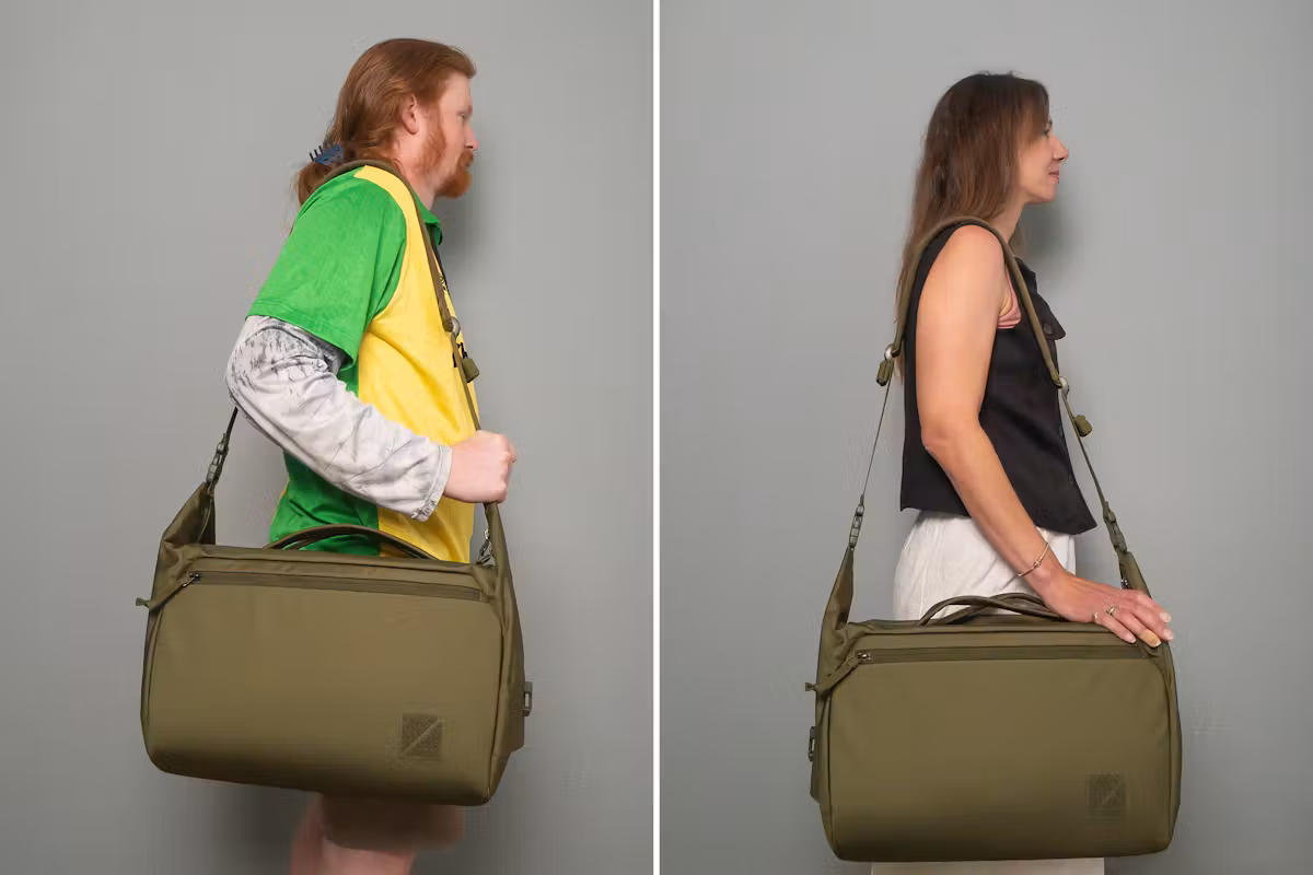 EVERGOODS Transit Duffel 25L 双人并排比较 EVERGOODS Transit Duffel 25L 双人并排比较