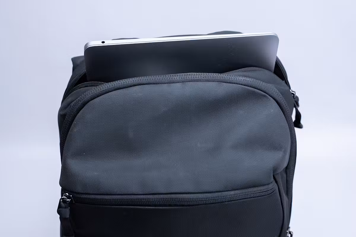 EVERGOODS CIVIC 半拉链 22L (V3) 笔记本电脑包隔层 EVERGOODS CIVIC 半拉链 22L (V3) 笔记本电脑包隔层